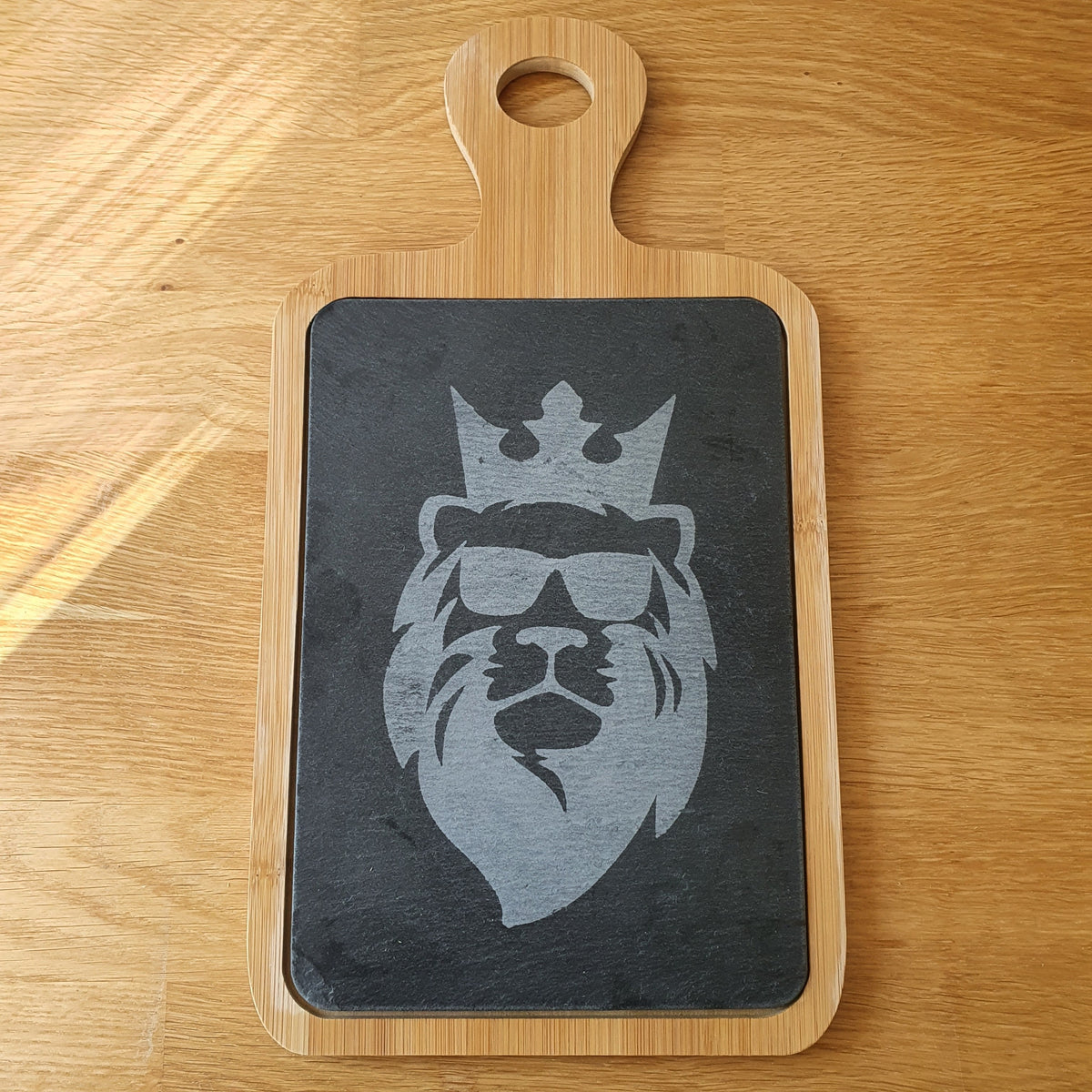 Serveerplank Leeuw: houten plank met een leisteen met een leeuw met kroon en zonnebril, nog leeg
