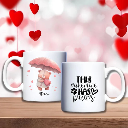 Beer in love beker met beertje onder een paraplu en naam, naast beker met tekst This valentine has paws, FlexMade