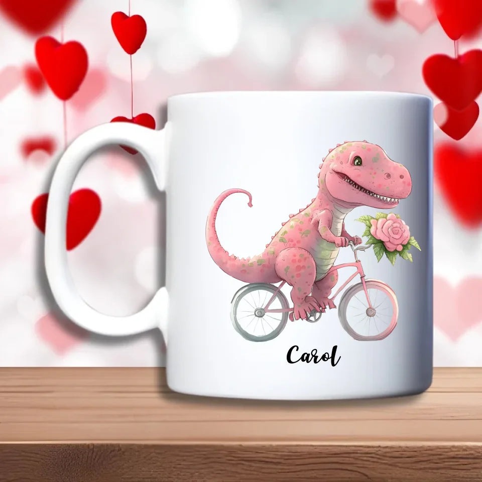 T-rex in love beker: voorkant met roze T-rex op een fiets met bloemen en een naam, tegen rode hartjes