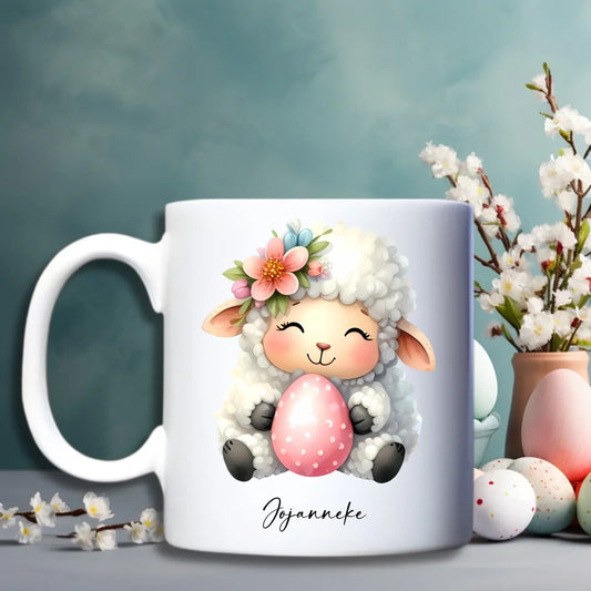 Witte keramische paasbeker met schattige illustratie van paaslammetjes en optie voor personalisatie met naam - Debekershop.nl