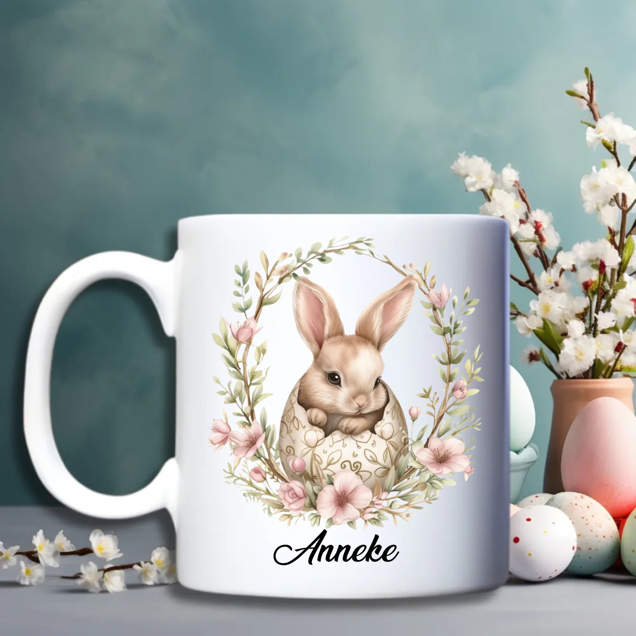 Gepersonaliseerde mok - Pasen - Haasje met eieren en bloemen - Met naam - Debekershop.nl