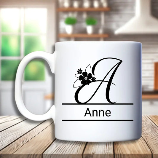 Letter met bloem – gepersonaliseerde beker met monogram en bloemdesign | Debekershop.nl
