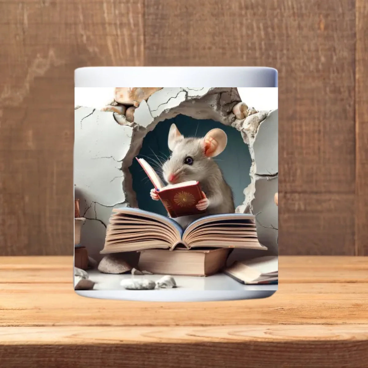 Boekenmuis beker: close-up van de lezende muis tussen de boeken in een gat in de muur