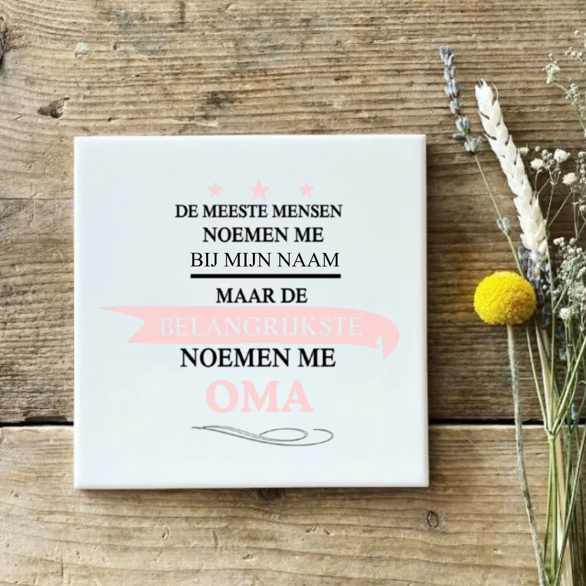 De meeste mensen (oma) tegel met de tekst De meeste mensen noemen me bij mijn naam, de belangrijkste noemen me Oma