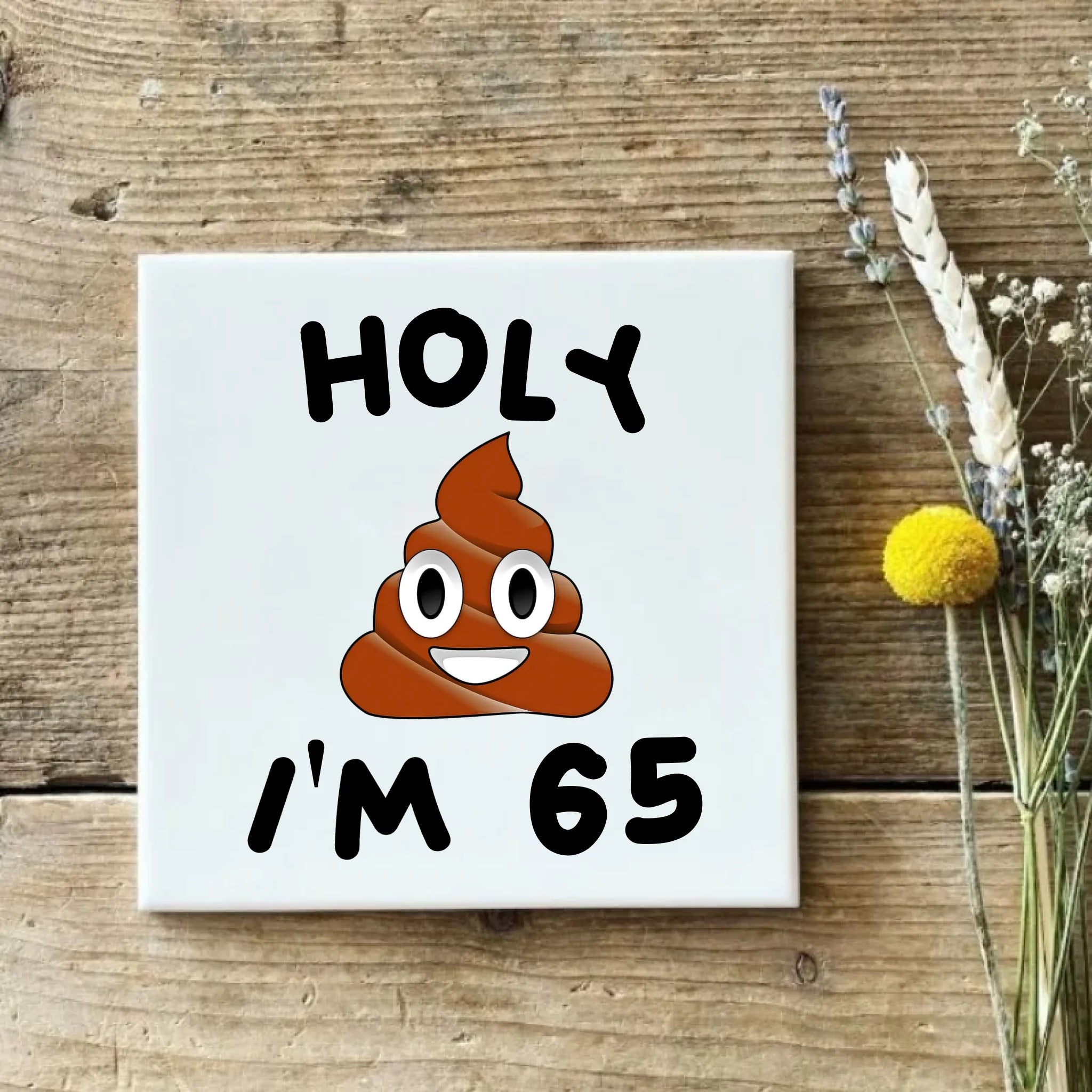 Holy sh*t I'm [leeftijd] - tegel - debekrshop.nl - humoristisch verjaardagscadeau - voor mannen en vrouwen