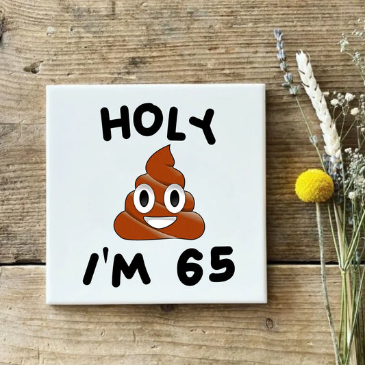 Holy sh*t I'm [leeftijd] – grappig tegelcadeau, personaliseerbaar, verjaardag