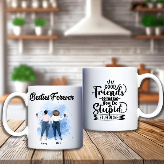 Close-up van Besties Forever beker met gepersonaliseerde curvy vriendinnen illustraties