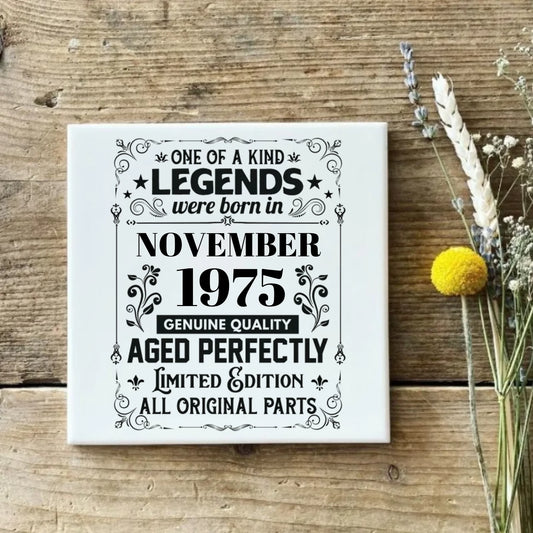 Legends are born in [jaartal] - Tegel - Leuk cadeau voor in het toilet of keuken - Verjaardagscadeau