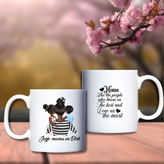 Moeder met 2 kinderen op arm Beker – persoonlijk cadeau voor moeder met kinderen – debekershop.nl