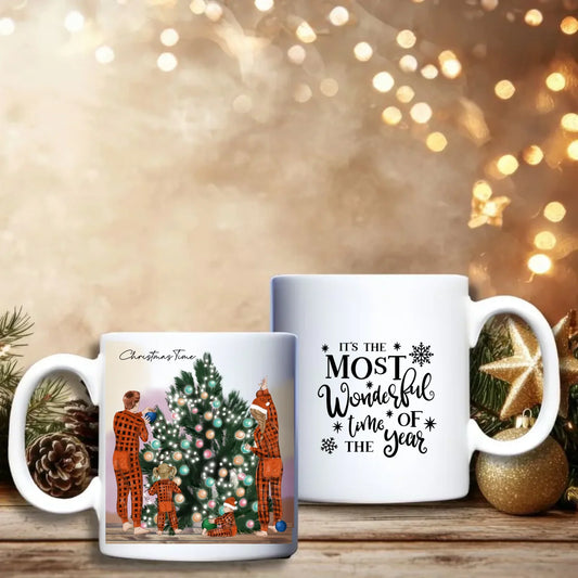 Kerst Beker – Gepersonaliseerde “Kerstboom versieren” mok met aanpasbare personages en kleding - Gezinscadeau
