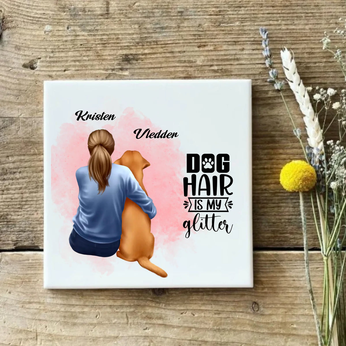 Meisje met hond tegel met meisje die haar hond omarmt, twee namen en de tekst Dog hair is my glitter