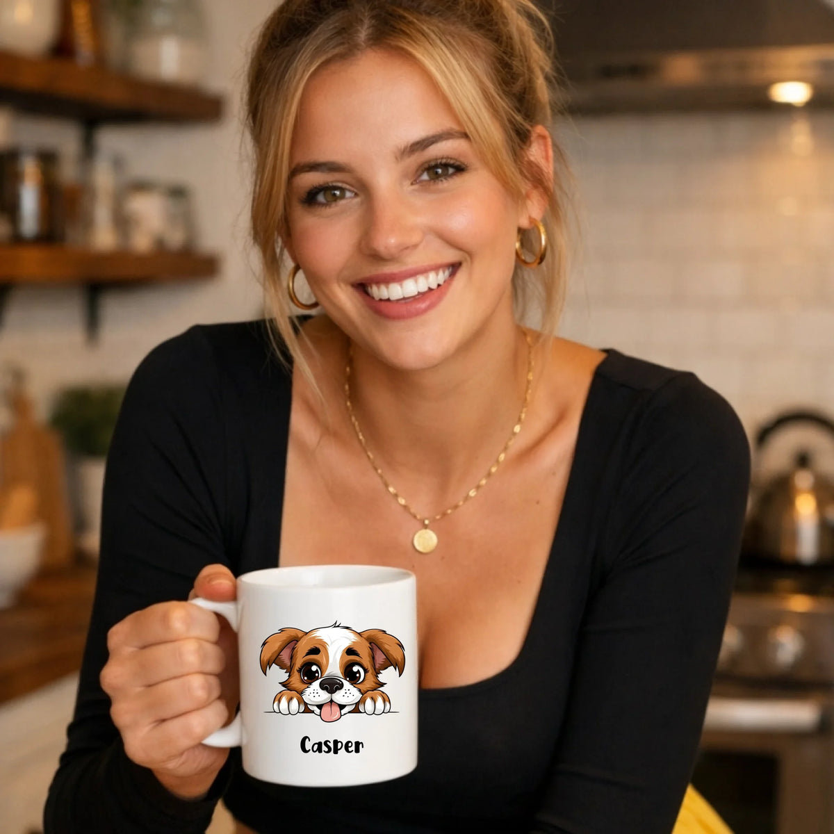 Schattige puppy cartoonstijl beker in de hand van een lachende vrouw, met een getekende puppy en naam, FlexMade