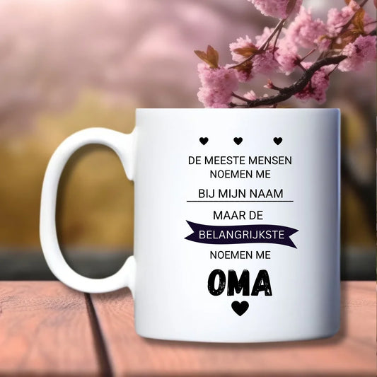 De meeste mensen noemen mij bij mijn naam maar de belangrijkste noemen mij oma – Beker – persoonlijk cadeau voor oma – debekershop.nl