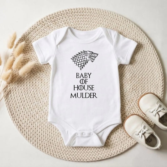 Gepersonaliseerd rompertje 'Baby of House' met eigen naam uit atelier Kortenhoef.