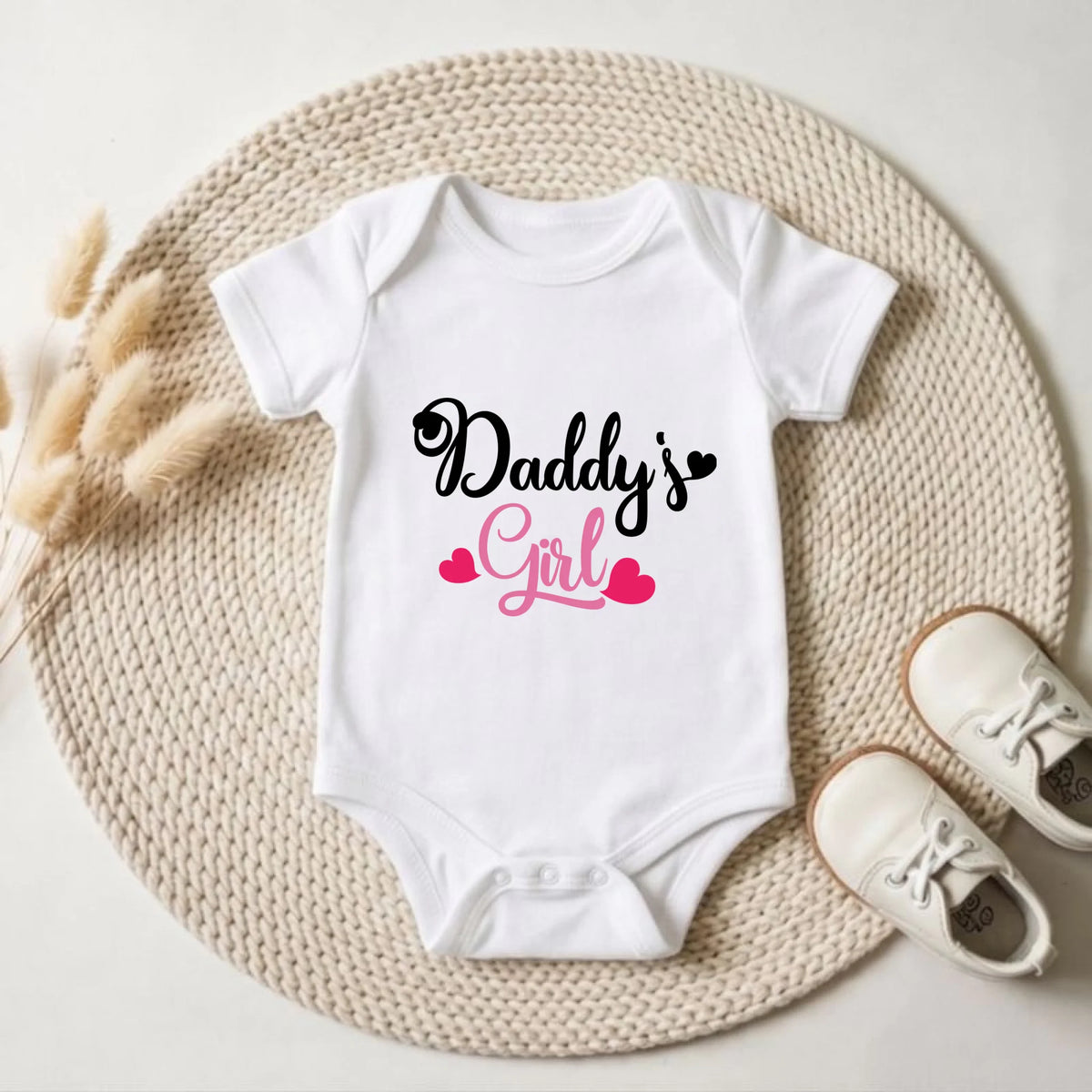 Babyromper met roze details en tekst Daddy's Girl uit atelier Kortenhoef