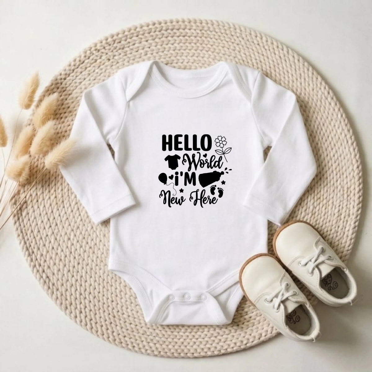babyromper handmatig bedrukt met tekst Hello world I'm new here
