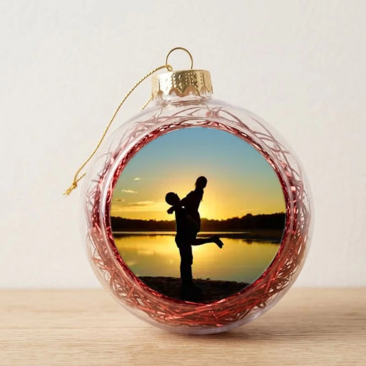 Vier kleuren kerstballen met foto: goud, zilver, rood en groen voor in de kerstboom.
