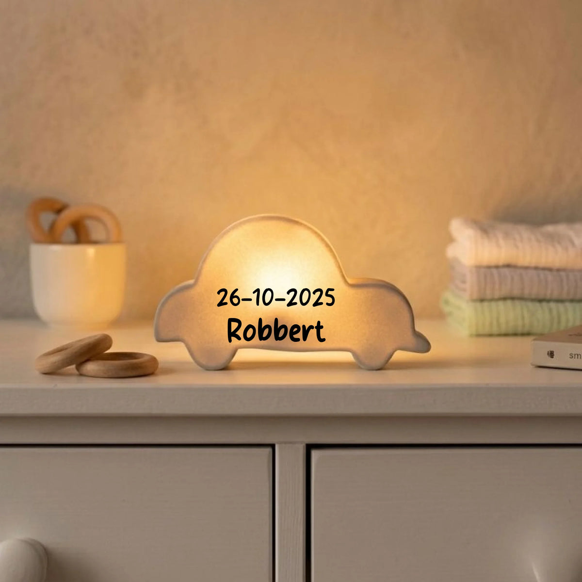 Nachtlampje auto met naam en geboortedatum, aan: het lampje geeft warm licht door de tekst 26-10-2025 Robbert