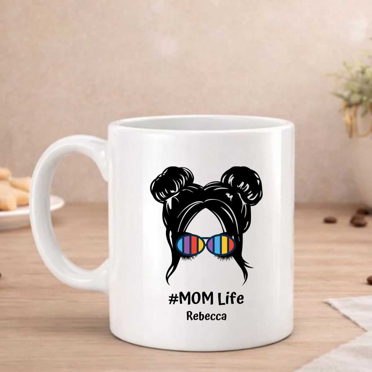 #MOM Life met quote beker: voorkant met silhouet van vrouw met knotjes en bril, de tekst #MOM Life en een naam