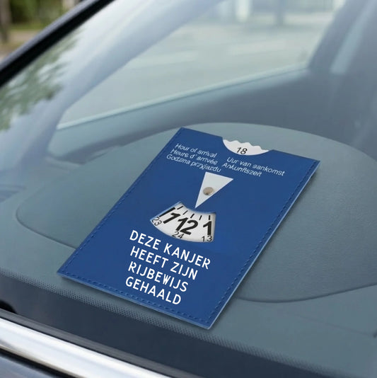 Kanjer Zijn / Kanjer Haar parkeerschijf op het dashboard met de tekst Deze kanjer heeft zijn rijbewijs gehaald, FlexMade