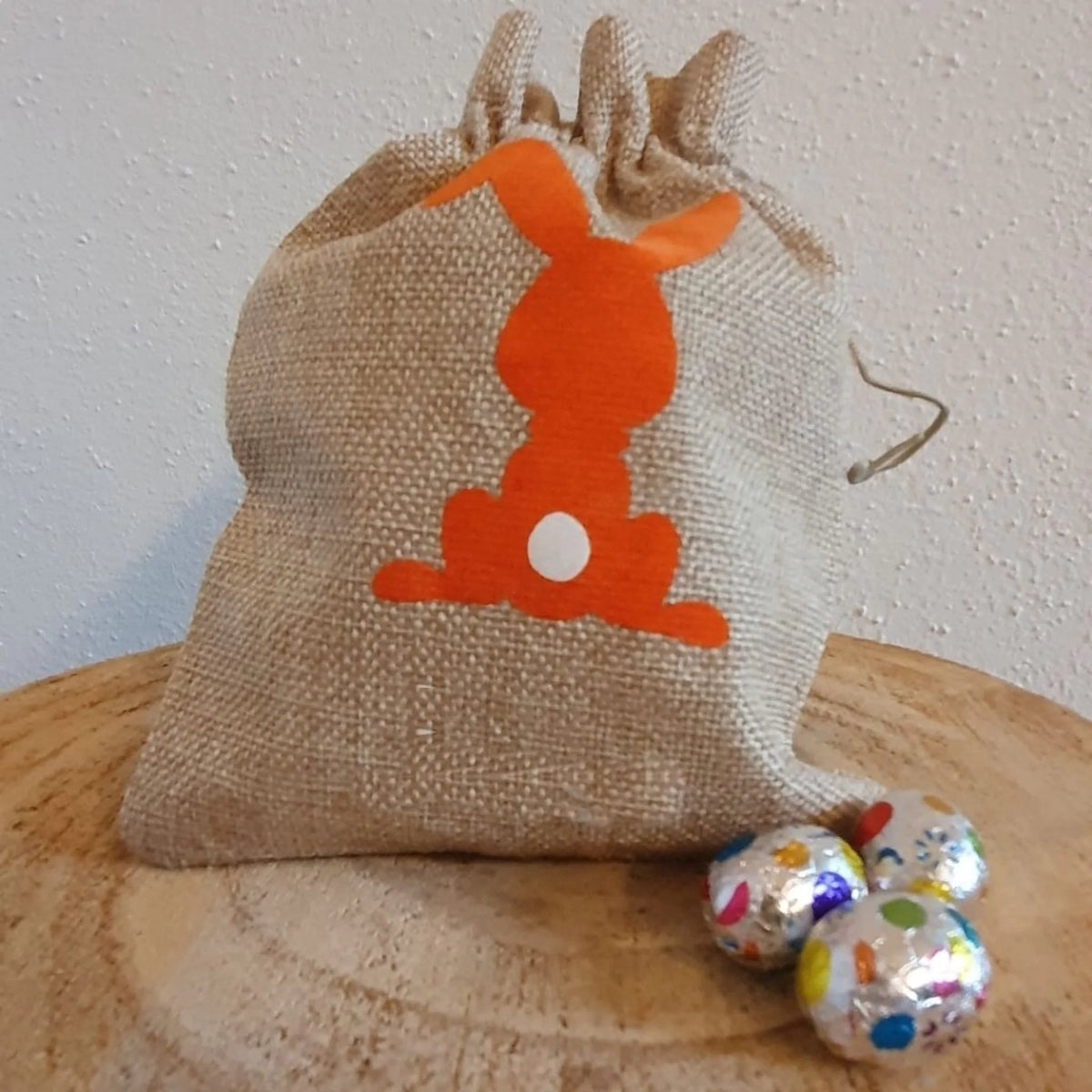 Juten paaseizakje met naam en gekleurd haasje, van FlexMade