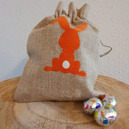Juten paaseizakje met naam en gekleurd haasje, van FlexMade