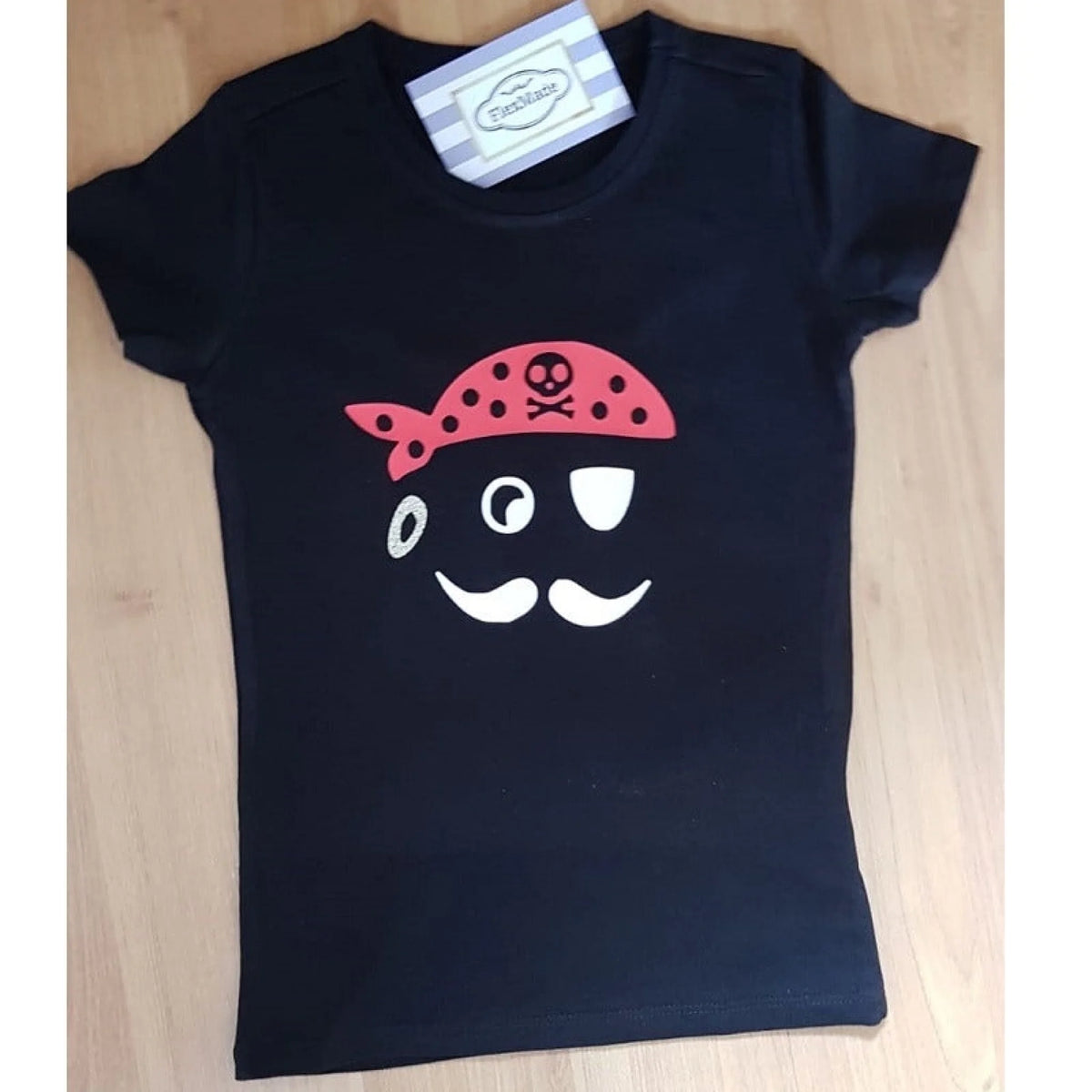 Zwart kindershirt met piraat en naam in botten op de achterkant, van FlexMade