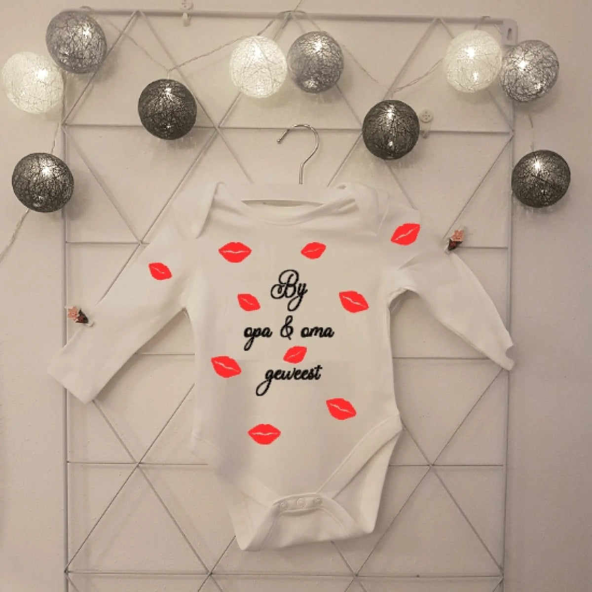 Wit rompertje met de tekst Bij opa en oma geweest en rode kusjes, van FlexMade