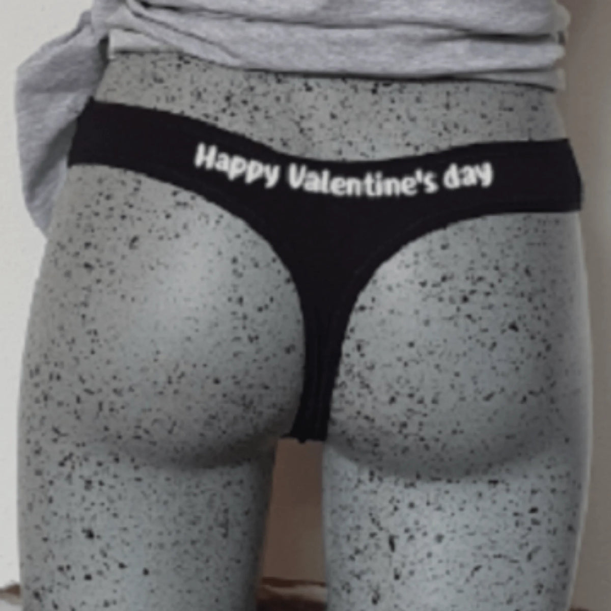 String met hartje en naam, achterkant: zwarte string van achteren met de tekst Happy Valentine's day