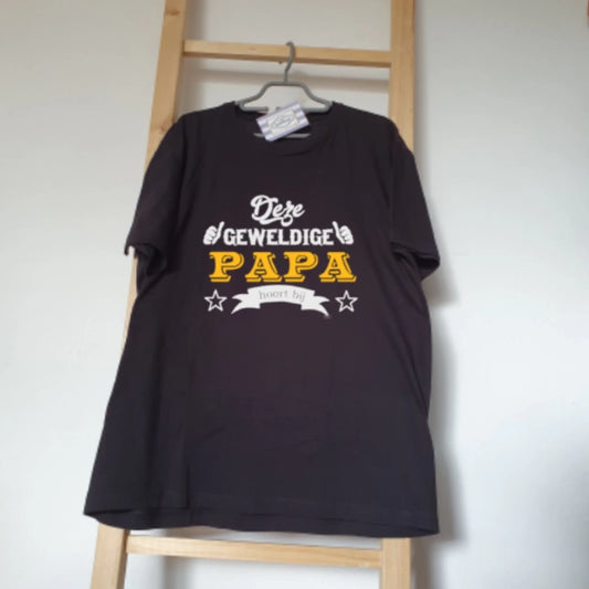 Zwart T-shirt met de tekst Deze geweldige papa hoort bij en namen, van FlexMade