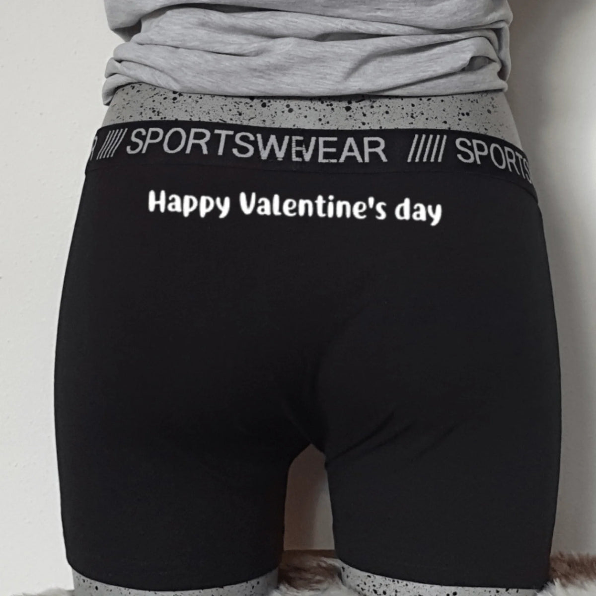 Boxershort met hartje en naam, achterkant: zwarte boxershort van achteren met de tekst Happy Valentine's day
