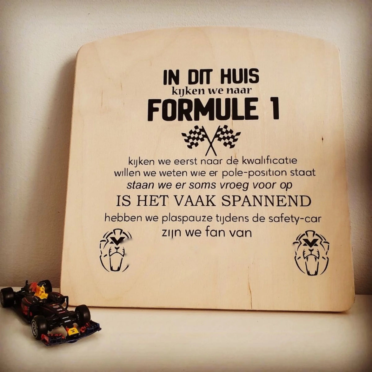 Houten bord met de tekst In dit huis kijken we naar Formule 1, van FlexMade
