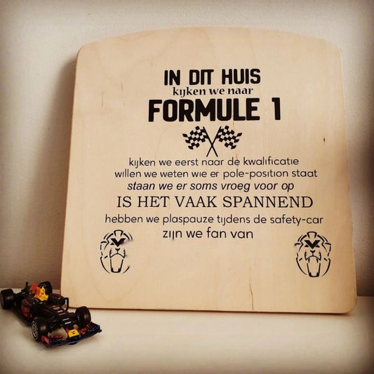 Houten bord met de tekst In dit huis kijken we naar Formule 1, van FlexMade