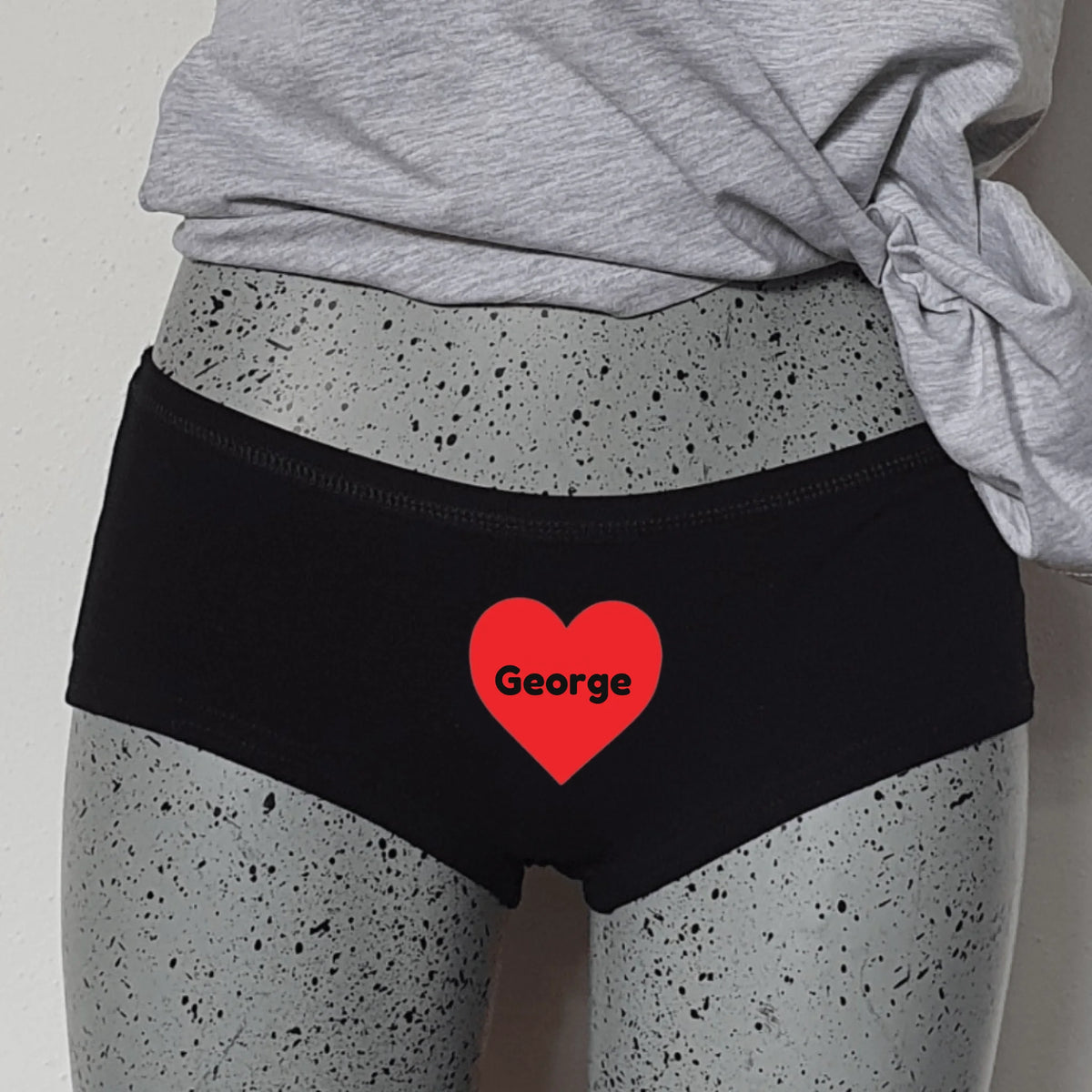 Zwarte hipster met rood hartje en naam, van FlexMade