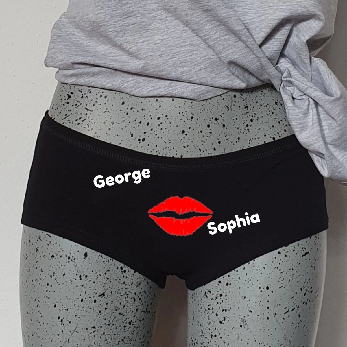 Zwarte hipster met rood mondje en twee namen, van FlexMade