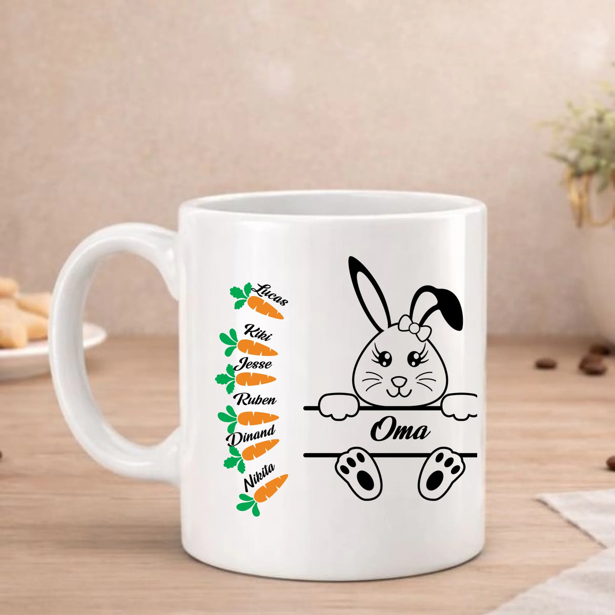 Witte beker met een haas met strikje en de naam Oma, ernaast wortels met de namen van de kleinkinderen, van FlexMade