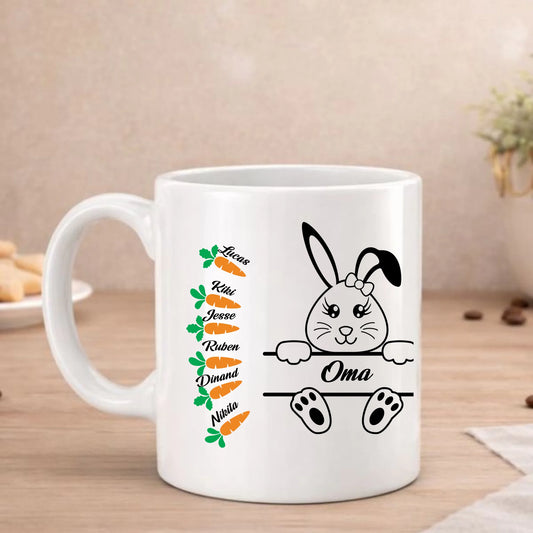 Witte beker met een haas met strikje en de naam Oma, ernaast wortels met de namen van de kleinkinderen, van FlexMade