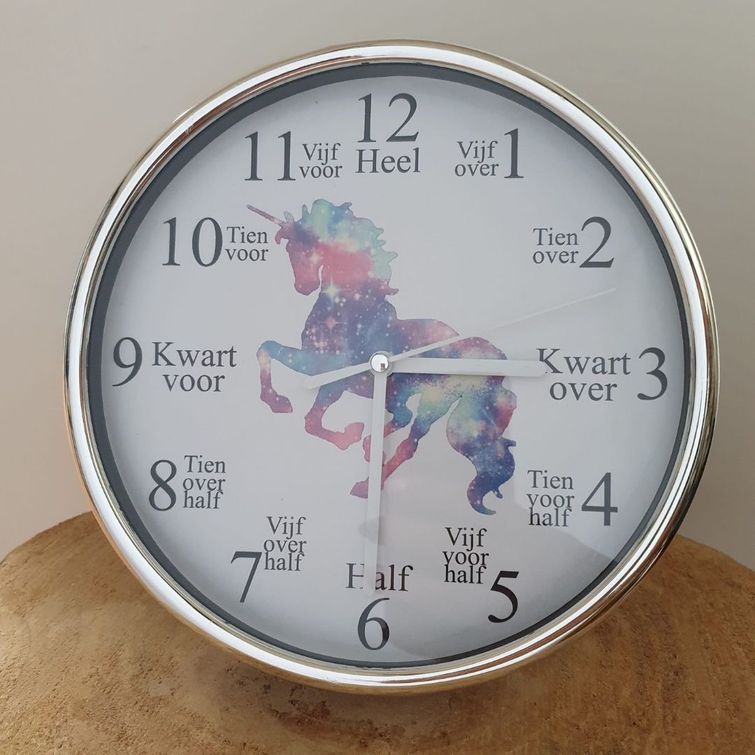 Klok leren kijken: wandklok met een eenhoorn en bij elk cijfer de tijd in woorden, zoals kwart over en half, FlexMade