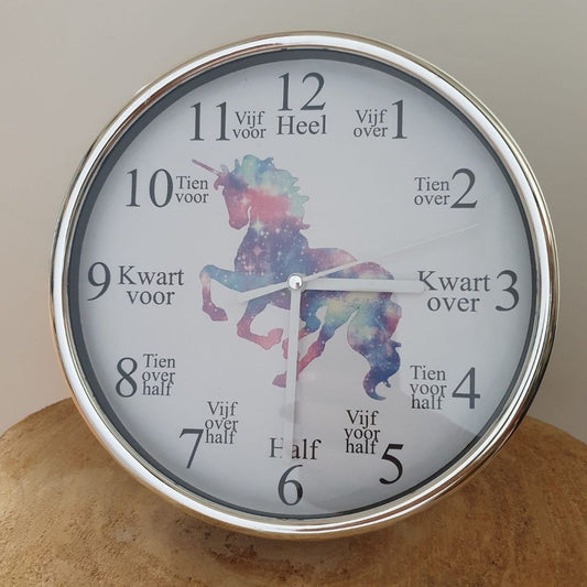 Klok leren kijken: wandklok met een eenhoorn en bij elk cijfer de tijd in woorden, zoals kwart over en half, FlexMade