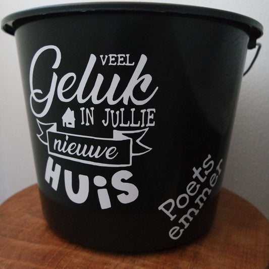 Poetsemmer gevuld: zwarte emmer met de witte tekst Veel geluk in jullie nieuwe huis, als cadeaupakket, FlexMade