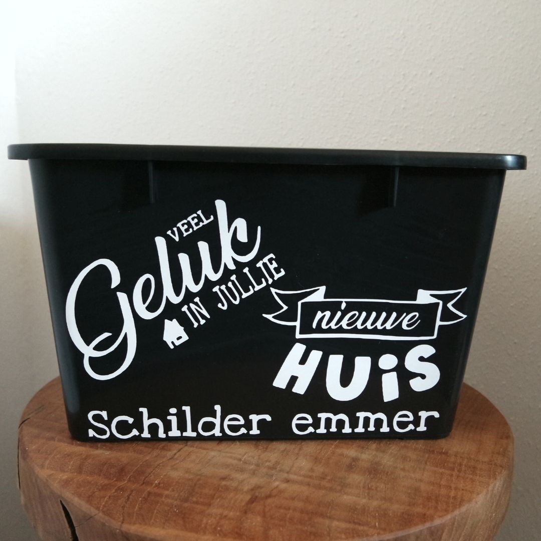 Schilderemmer gevuld: zwarte emmer met de tekst Veel geluk in jullie nieuwe huis, Schilder emmer, FlexMade