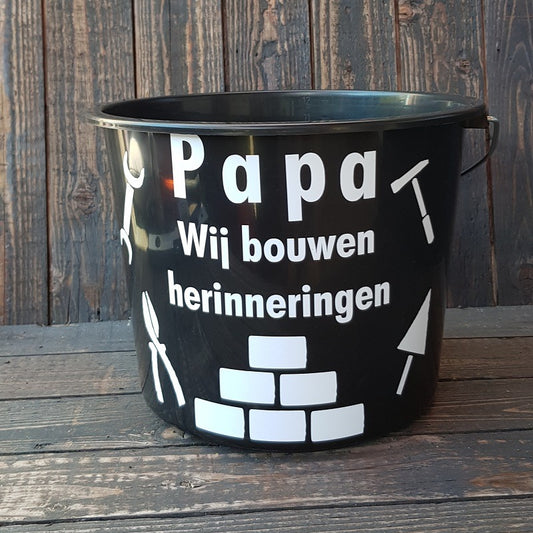 Zwarte bouwemmer met de tekst Papa, wij bouwen herinneringen, van FlexMade