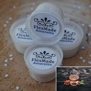 Amaretto geuren: bakjes waxmelts van FlexMade met het etiket Amaretto, met een foto van amaretto en amandelen