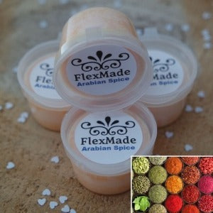Arabian Spice geuren: bakjes waxmelts van FlexMade met het etiket Arabian Spice, met een foto van kleurige specerijen