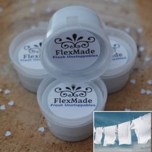 Witte Fresh Unstoppables waxmelts in bakjes met etiket, met een kleine foto van wasgoed aan de lijn, FlexMade