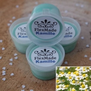 Kamille geuren: bakjes waxmelts van FlexMade met het etiket Kamille, met een foto van kamillebloemen