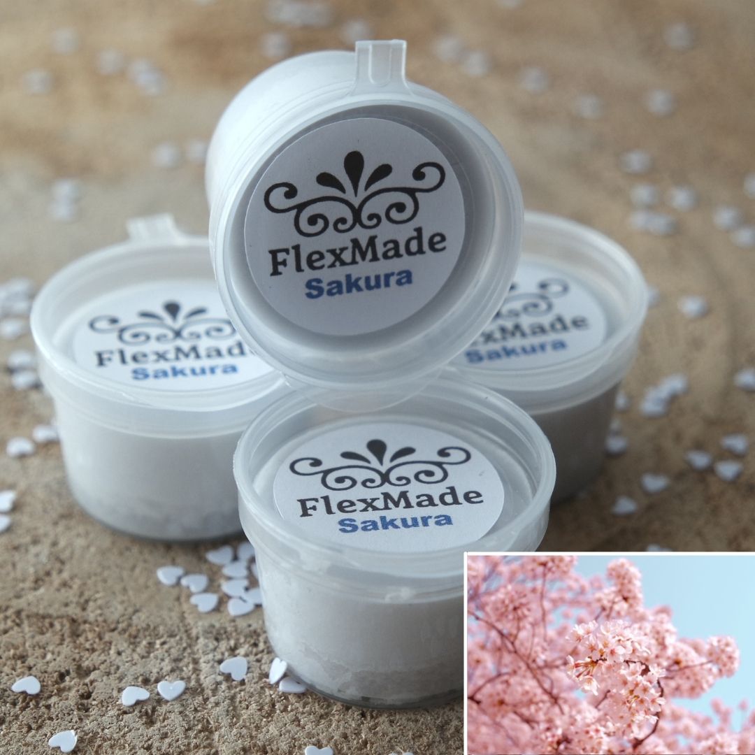 Sakura (kersenbloesem) geuren: vier bakjes waxmelts van FlexMade met het etiket Sakura, met een foto van kersenbloesem
