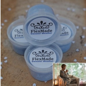 Sweater Weather geuren: bakjes waxmelts van FlexMade met het etiket Sweater Weather, met een vrouw in een trui