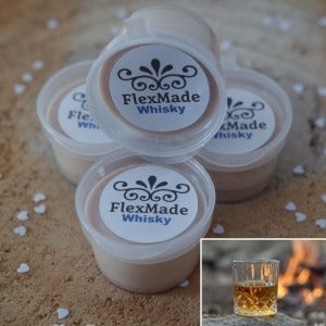 Whisky geuren: bakjes waxmelts van FlexMade met het etiket Whisky, met een foto van een glas whisky bij een vuur
