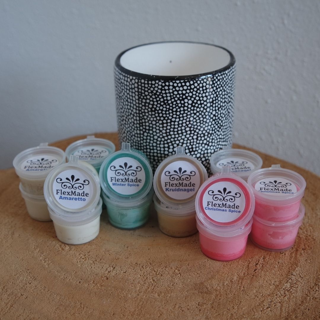 Waxmeltpakket Winter: waxmelts van FlexMade in wintergeuren zoals amaretto en kruidnagel, met een zwart-witte geurbrander